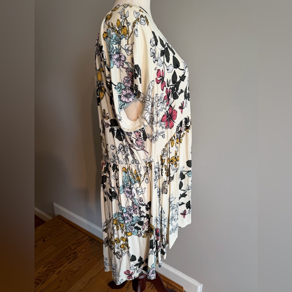 Torrid Cream Floral Supersoft Babydoll Tee - Torrid Size 3 (22-24, 3X) - Picture 4 of 12